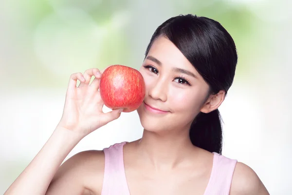 Mujer joven sostiene manzana roja —  Fotos de Stock