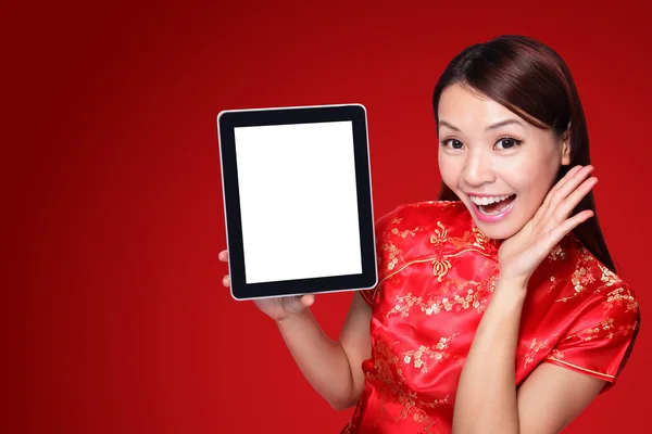 Frau hält Tablet-PC in der Hand — Stockfoto