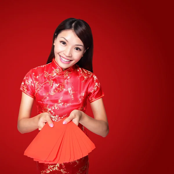 Woman holding red envelope — Stock Photo, Image