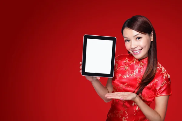 Frau hält Tablet-PC in der Hand — Stockfoto