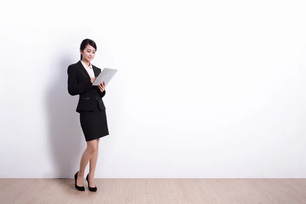 Geschäftsfrau mit Tablet-PC — Stockfoto