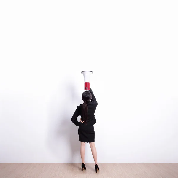 Mulher de negócios gritando em megafone — Fotografia de Stock