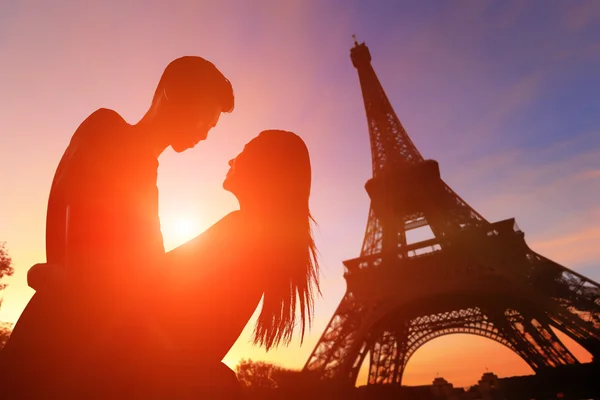 Amantes románticos con torre eiffel —  Fotos de Stock