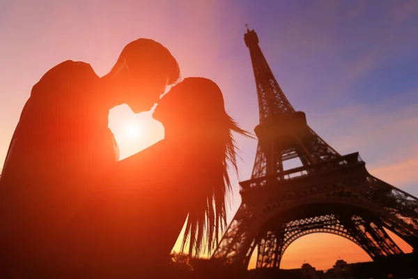 Amantes românticos com torre eiffel — Fotografia de Stock