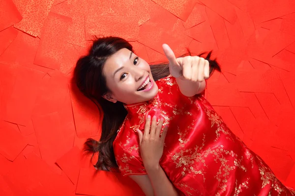 Smile woman lying on red envelope bed — Stock Photo, Image