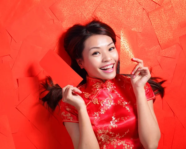 Sorriso mulher deitada na cama envelope vermelho — Fotografia de Stock