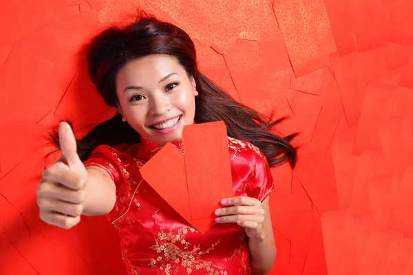 Lächeln Frau liegt auf rotem Umschlag Bett — Stockfoto