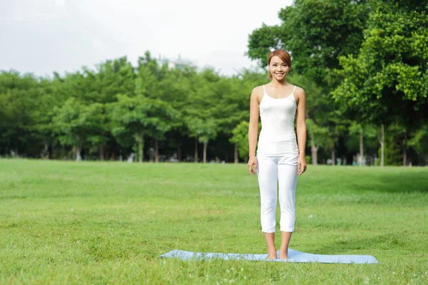 Junge Sportmädchen machen Yoga — Stockfoto