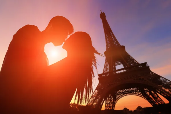Romantic lovers with eiffel tower — Stock Photo, Image