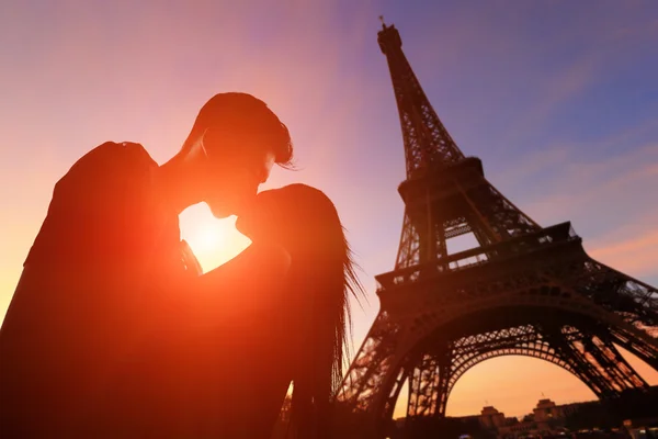 Romantic lovers with eiffel tower — Stock Photo, Image