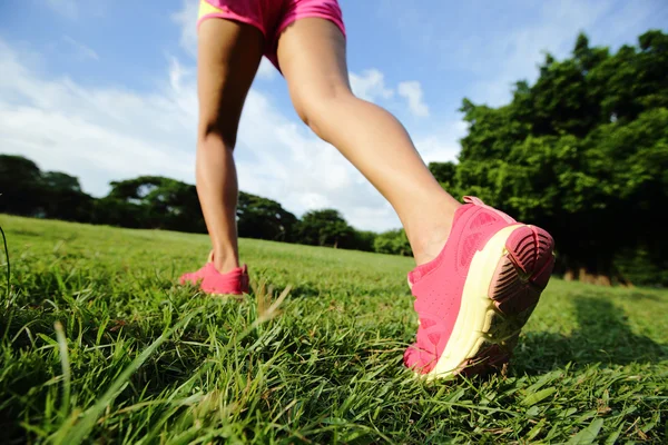 Kvinna jogga i parken — Stockfoto