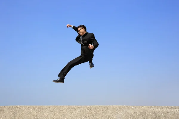 Щасливий бізнесмен стрибає — стокове фото