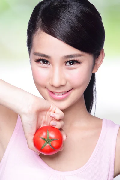 Menina mostrando tomate — Fotografia de Stock