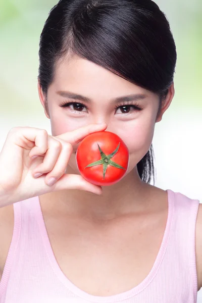 Дівчина показ томатний — стокове фото