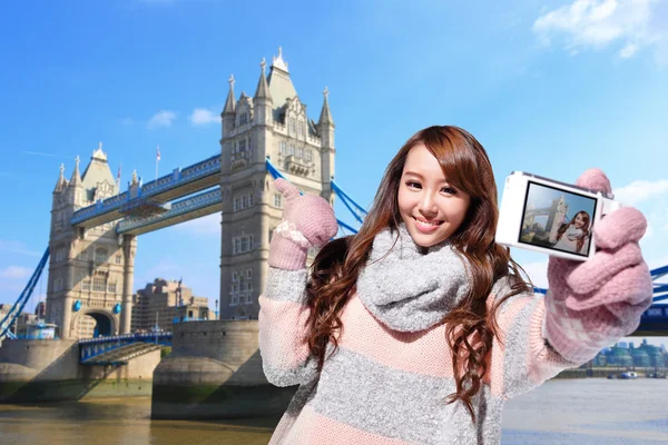 Mujer turista tomando fotos — Foto de Stock