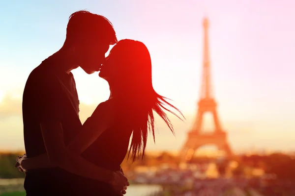 Amantes románticos con torre eiffel —  Fotos de Stock