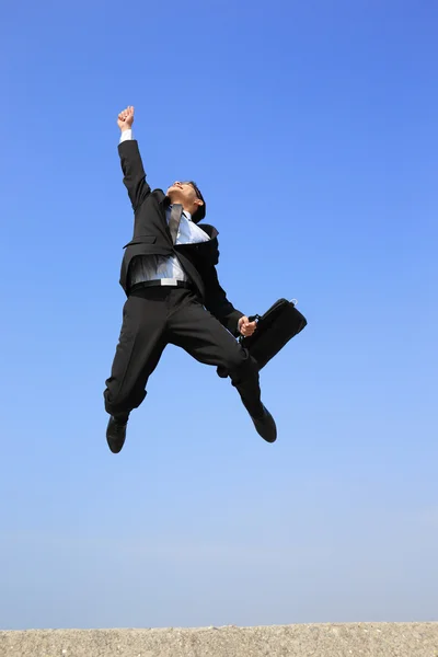 Feliz salto de hombre de negocios — Foto de Stock