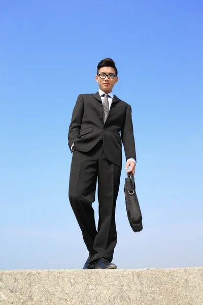 Empresário em pé ao ar livre — Fotografia de Stock