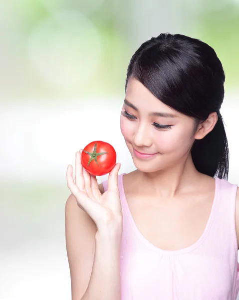 Κορίτσι προβολή ντομάτα — Φωτογραφία Αρχείου