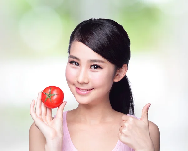 Mädchen zeigt Tomate — Stockfoto