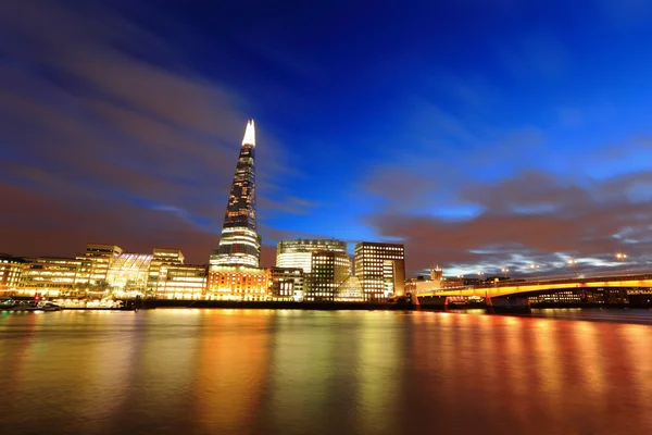 Skyline van Londen bij nacht — Stockfoto