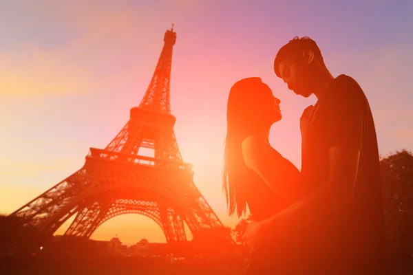 Romantic lovers in Paris — Stock Photo, Image