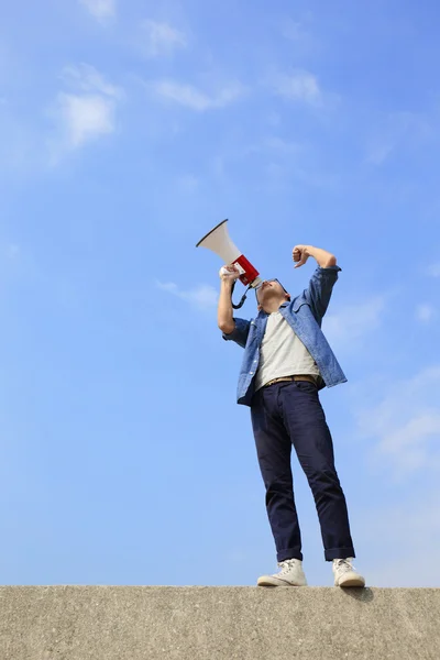 Jeune homme utilisant mégaphone — Photo