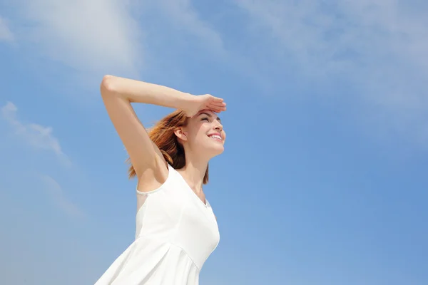 Donna godendo la natura — Foto Stock