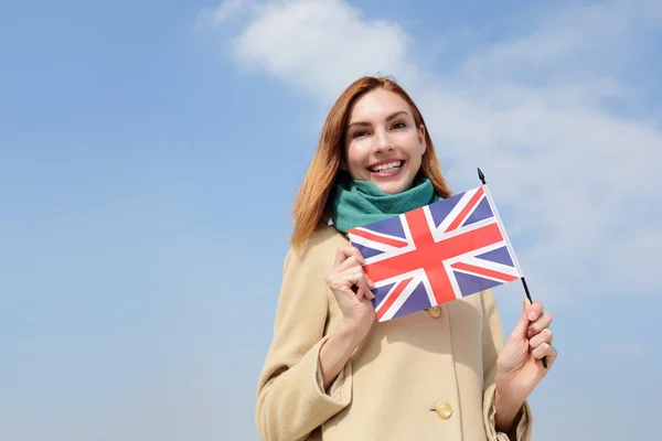 Mulher segurando bandeira britânica — Fotografia de Stock