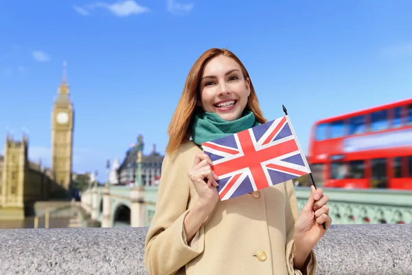 Mulher segurando bandeira britânica — Fotografia de Stock