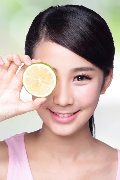 Girl showing lemon — Stock Photo, Image