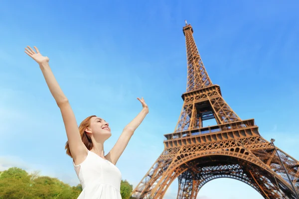 Femme debout à Paris — Photo