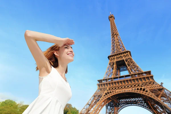 Mujer de pie en París — Foto de Stock