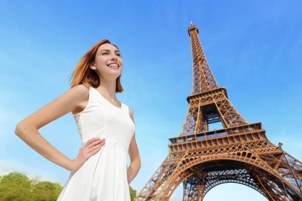 Femme debout à Paris — Photo