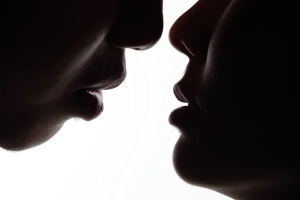 Silhuetter av elskende som kysser – stockfoto