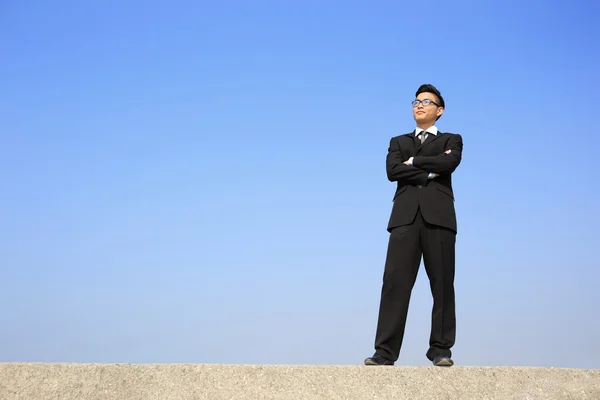 Uomo d'affari che guarda altrove — Foto Stock