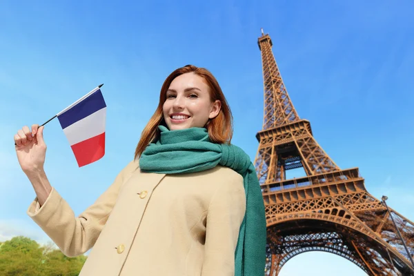 Mujer feliz viaje en París — Foto de Stock