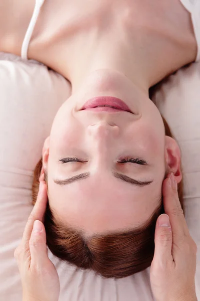 Mulher desfrutando de massagem facial — Fotografia de Stock