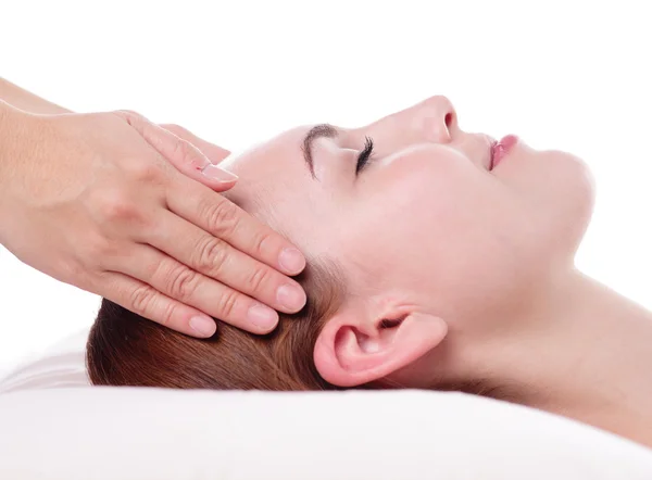 Mulher desfrutando de massagem facial — Fotografia de Stock