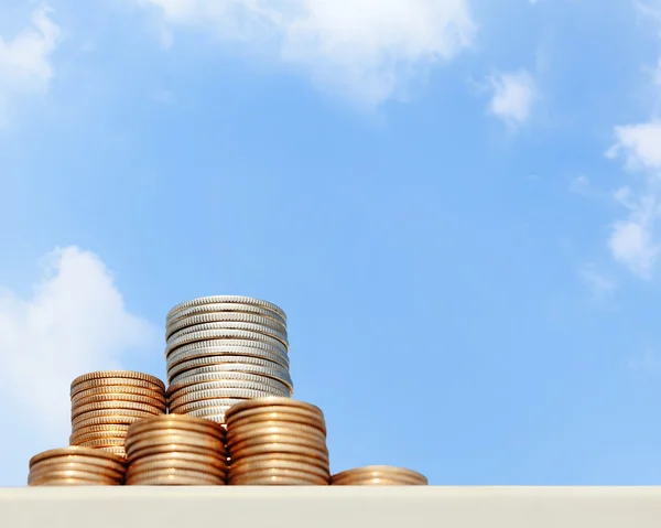 Monedas en el fondo del cielo — Foto de Stock