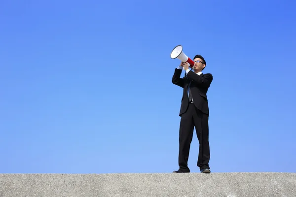 Hombre de negocios usando megáfono — Foto de Stock