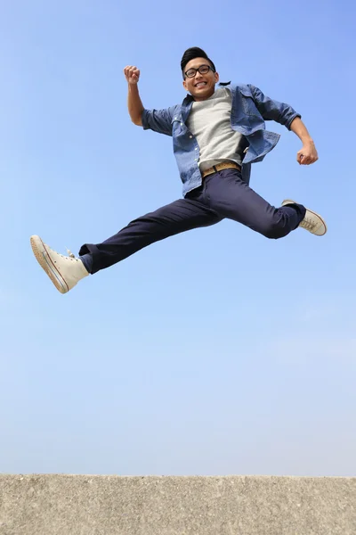 Щасливий чоловік бігає і стрибає — стокове фото