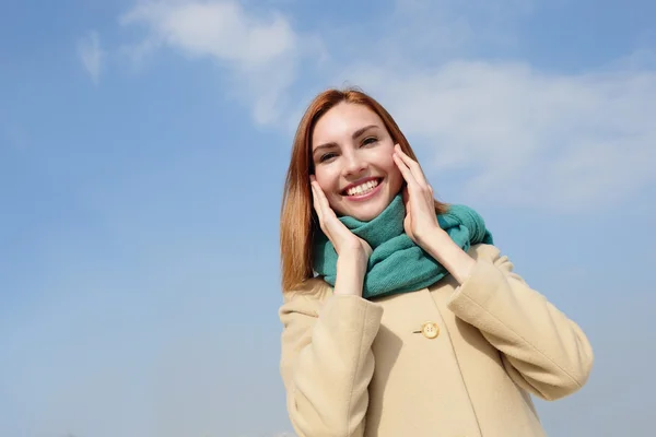 Woman smiling outdoors — Stock Photo, Image