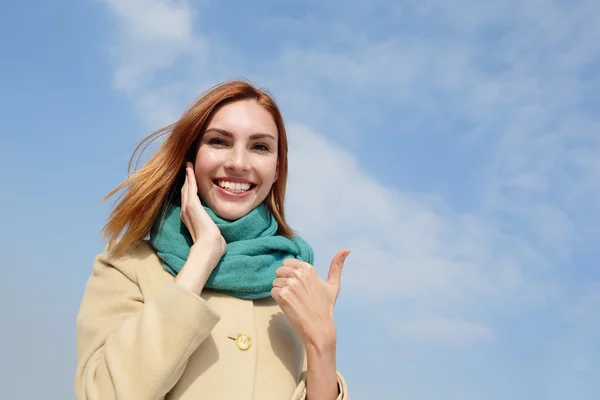 Woman giving thumb up — Stock Photo, Image