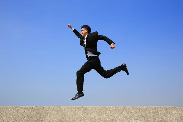 ビジネスの男ジャンプ — ストック写真
