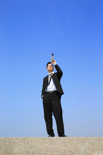 Empresario mirando hacia adelante — Foto de Stock