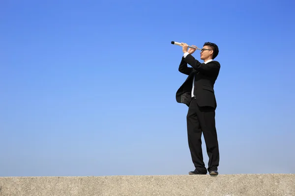 Empresario mirando hacia adelante — Foto de Stock