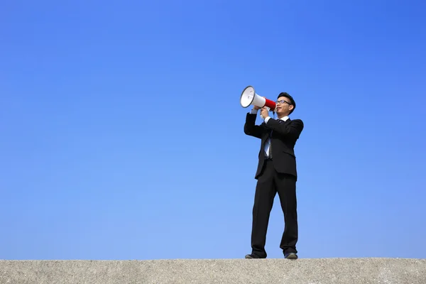 Homem de negócios usando megafone — Fotografia de Stock