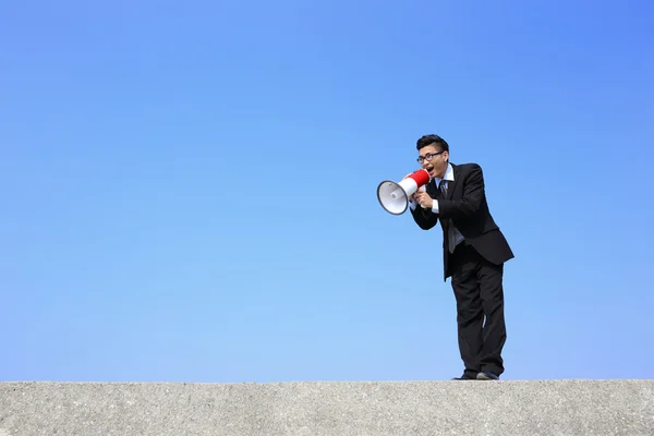 Hombre de negocios usando megáfono — Foto de Stock