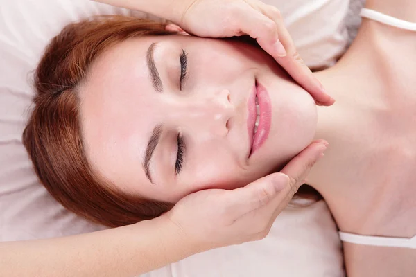 Donna godendo massaggio viso — Foto Stock